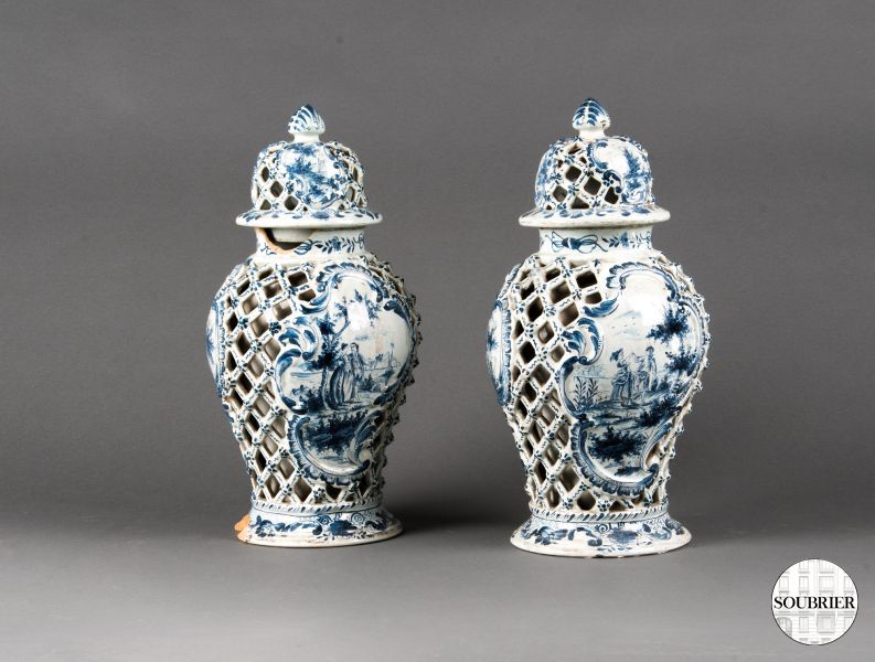 Vases en faïence de Delft ajourée