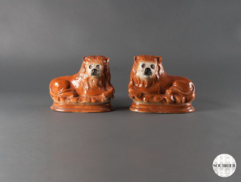 Two lions lying earthenware