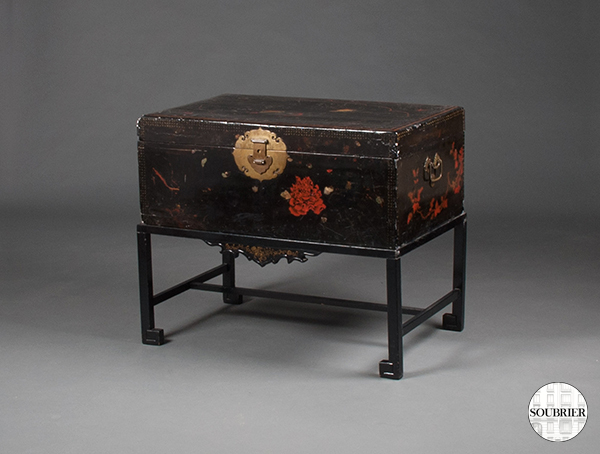 Black lacquer chest XIX