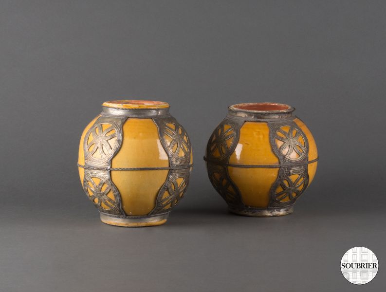 Vases en grès jaune et métal ajouré