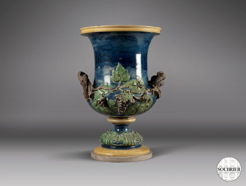 Vase barbotine avec raisin