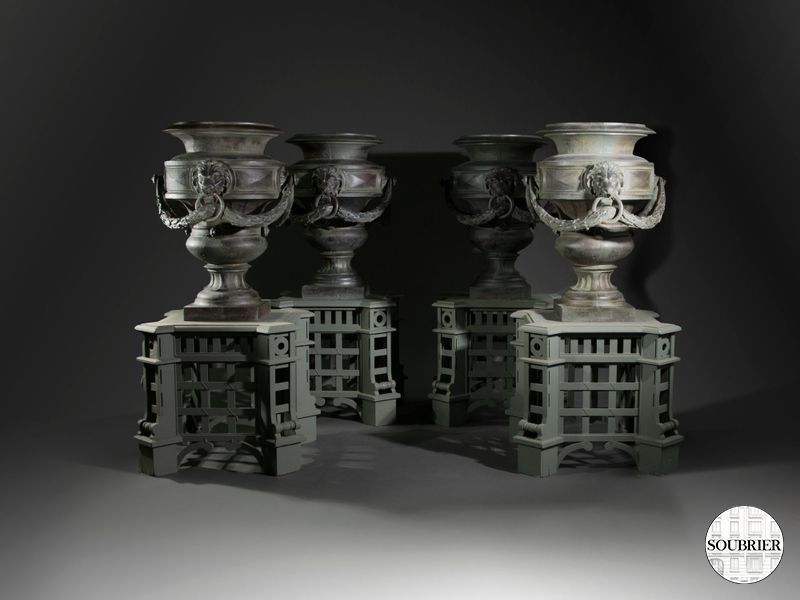 Grand vases en fonte guirlandes