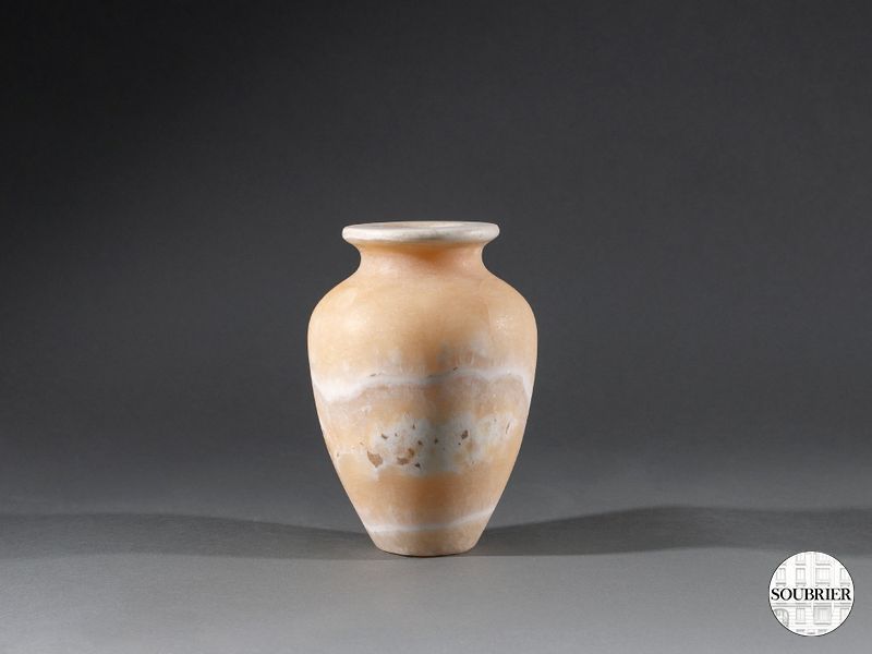 Petit vase en albatre