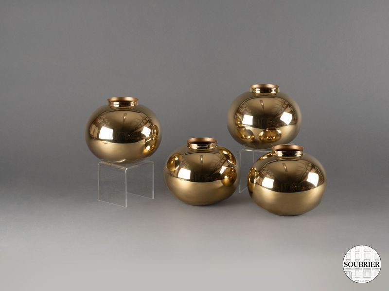 Quatre vase en métal doré