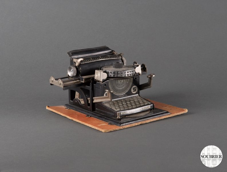 Miniature typewriter