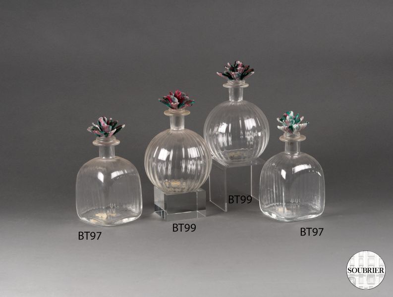 Bouteilles en verre, bouchons fleurs