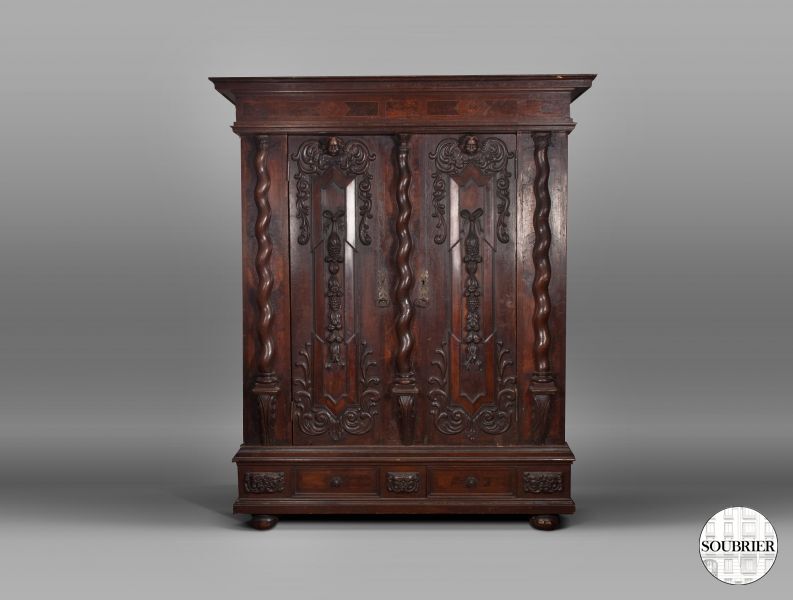 Armoire à colonnes torses