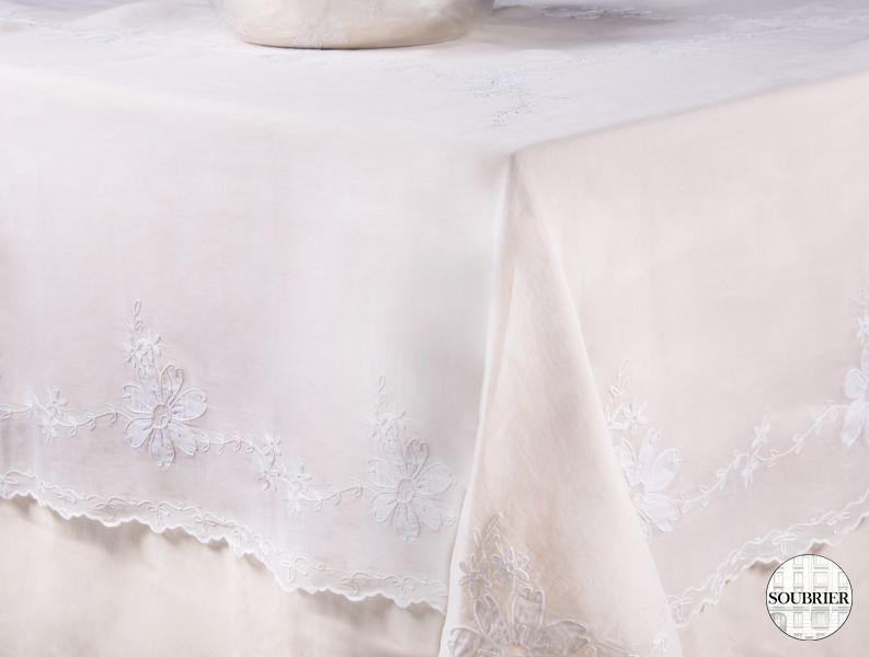 Nappe ovale en organdi brodé