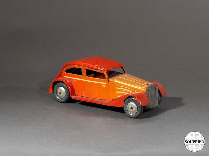 voiture en métal rouge