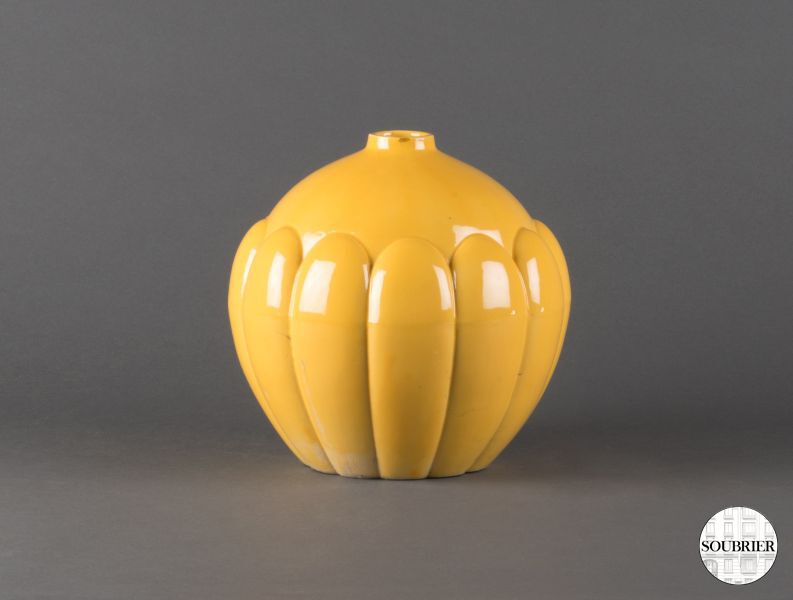 Vase boule en faïence jaune