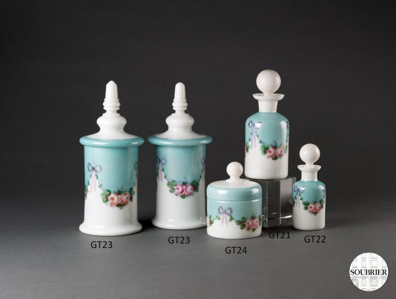 Garniture de toilette opaline