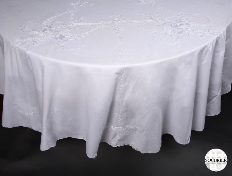 Overstitched oval cotton tablecloth
