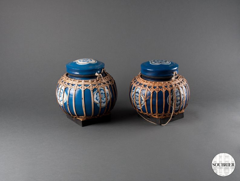 2 vases in blue lacquer