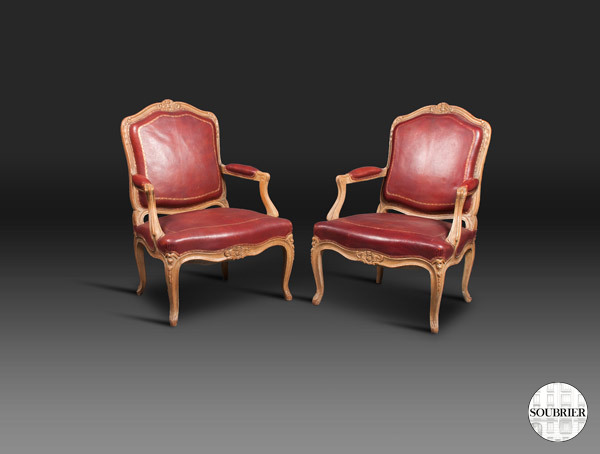 Fauteuils rouges cirés Louis XV 