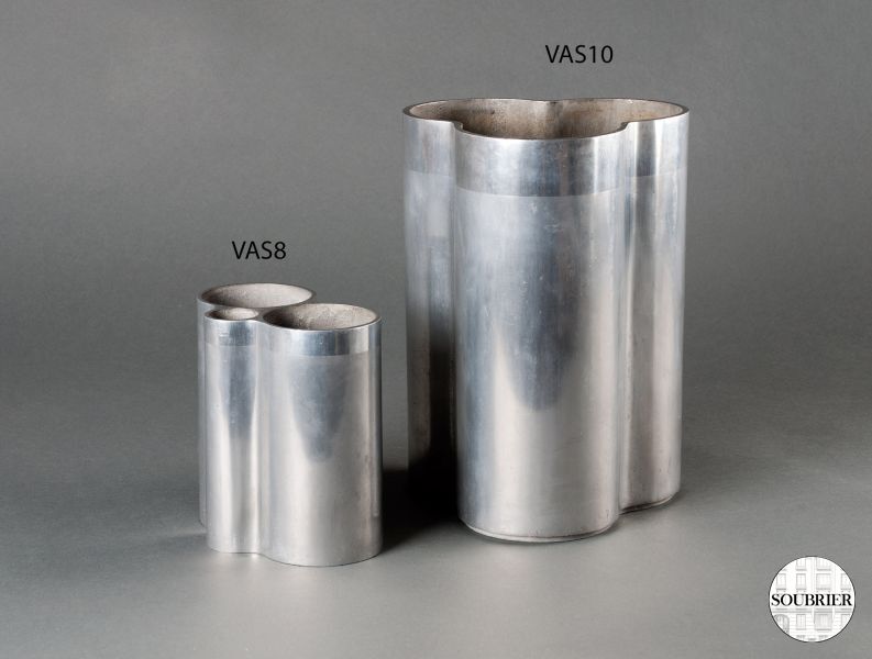 Deux vases en aluminium