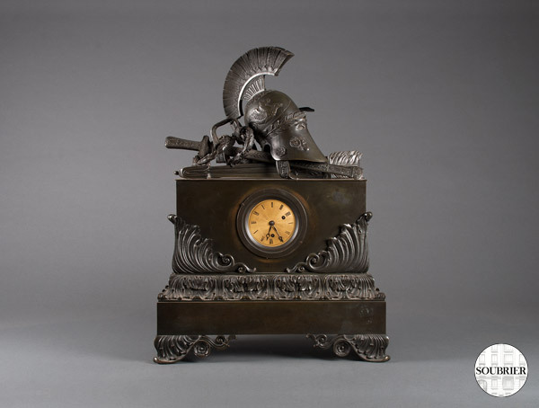 Pendule en bronze ornée d'un casque