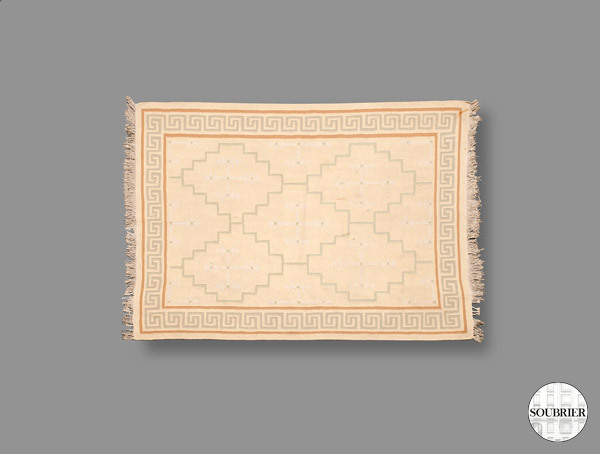 Tapis sur fond beige