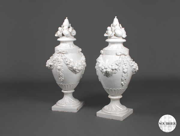 Vases en faïence blanche