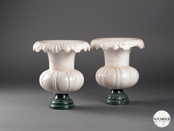 Vases Médicis en marbre blanc